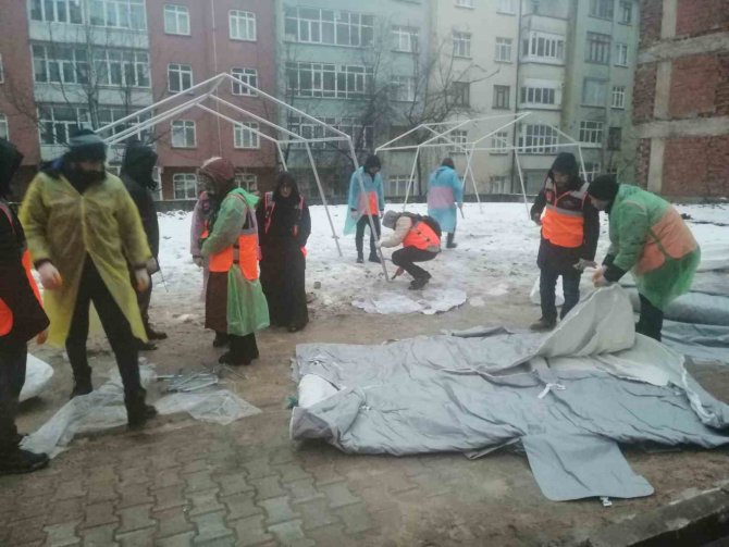 Elazığ’daki Enkaz Alanına Çadırlar Kuruluyor