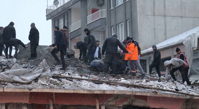 Malatya’da 140’ın Üzerinde Bina Çöktü, Onlarca Ölü Var