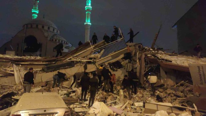 Malatya’da Çok Sayıda Bina Çöktü, Enkazda Aramalar Sürüyor
