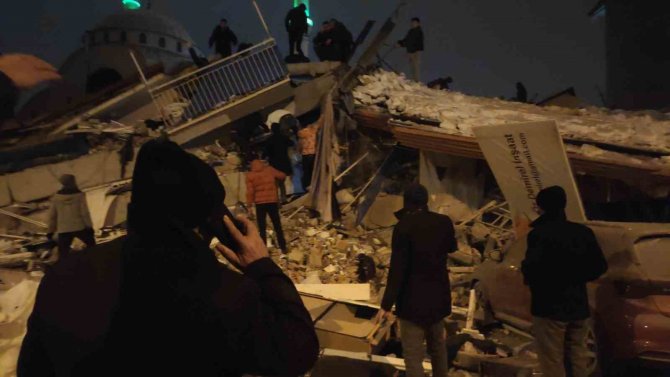 Malatya’da Çok Sayıda Bina Çöktü, Enkazda Aramalar Sürüyor