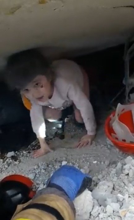 Kahramanmaraş’ta Küçük Kız Enkazın Altından Böyle Kurtarıldı