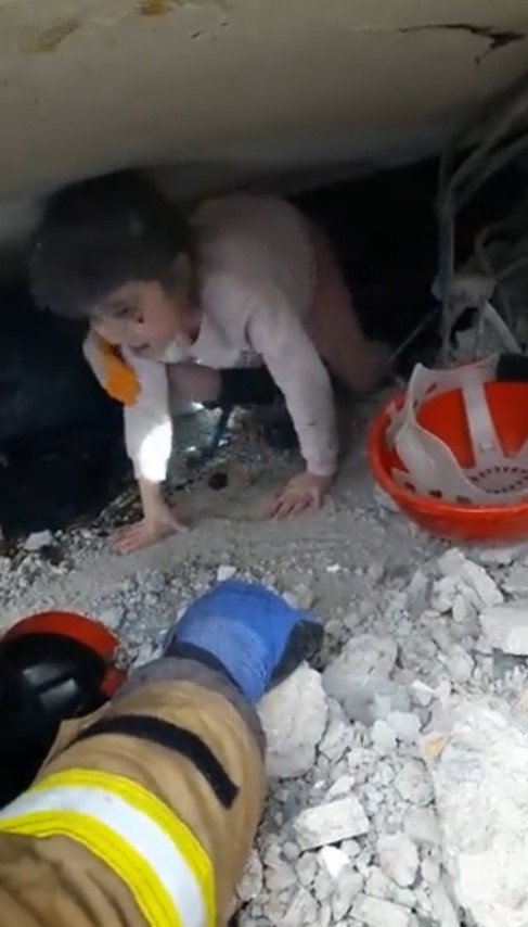 Kahramanmaraş’ta Küçük Kız Enkazın Altından Böyle Kurtarıldı