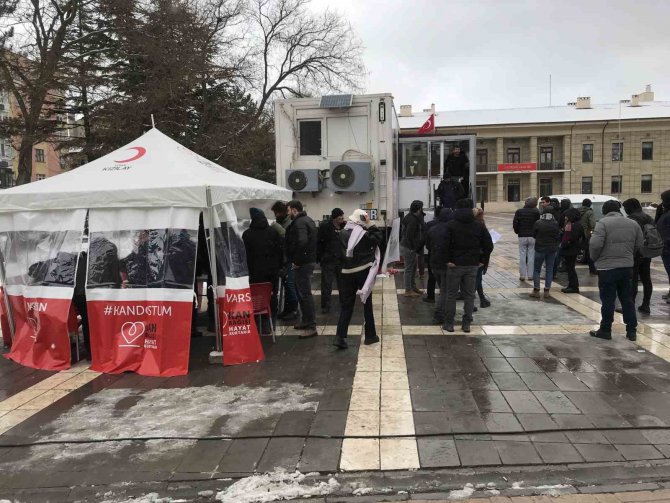 Soğuk Havaya Rağmen Kan Bağışı Kuyruğu Devam Ediyor