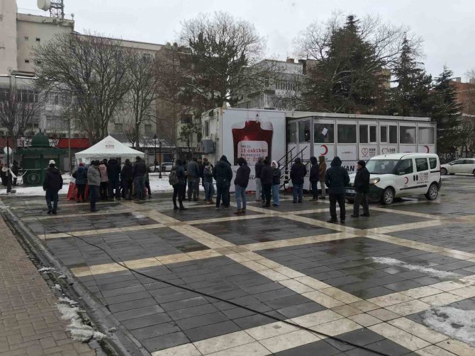 Soğuk Havaya Rağmen Kan Bağışı Kuyruğu Devam Ediyor