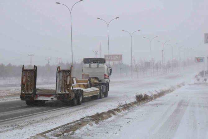 Kırşehir’de Ulaşıma ’Kar Sürgünü’ Engeli