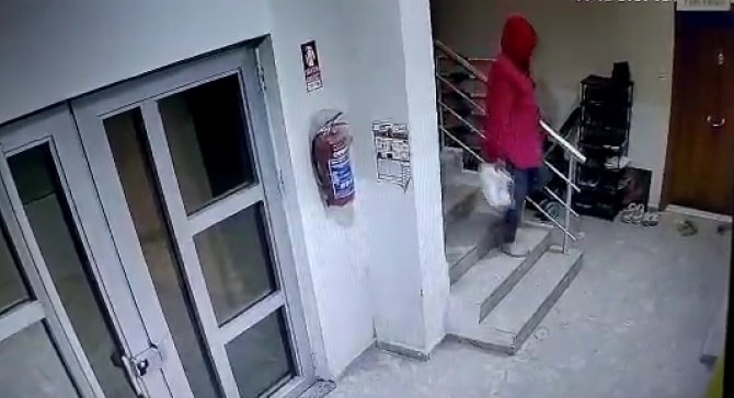 Apartmandan Ayakkabı Çalan Şahıs Güvenlik Kamerasına Yakalandı