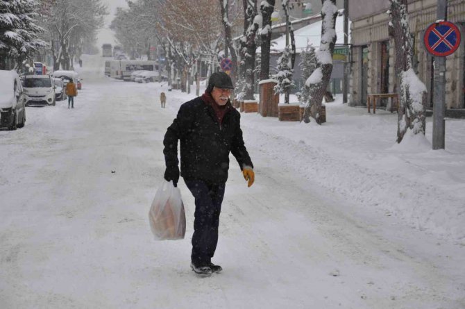 Kars’ta Kar Yağışı Hayatı Olumsuz Etkiliyor