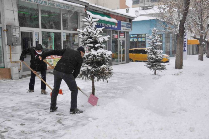 Kars’ta Kar Yağışı Hayatı Olumsuz Etkiliyor
