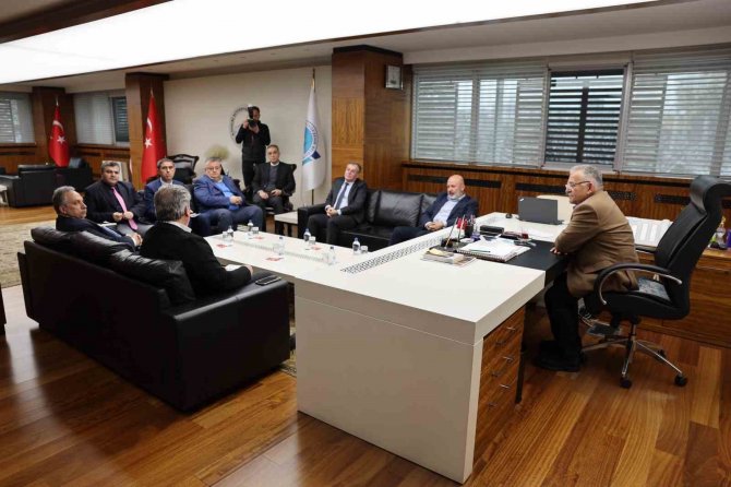 Başkan Büyükkılıç’tan İlçe Belediye Başkanlarıyla ’Deprem’ Toplantısı