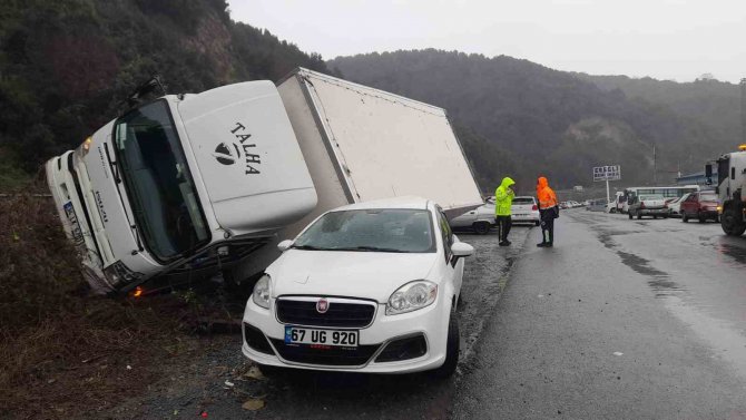 Hakimiyetini Kaybeden Kamyon Aracın Üzerine Devrildi