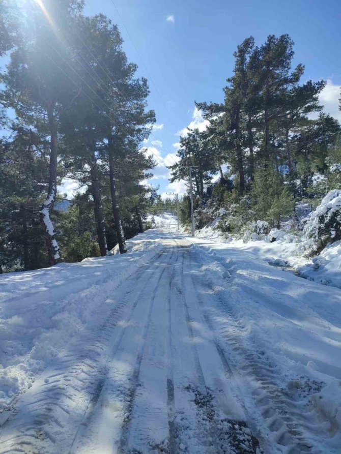 Kemer’in Yüksek Kesimlerinde Kar Etkili Oldu