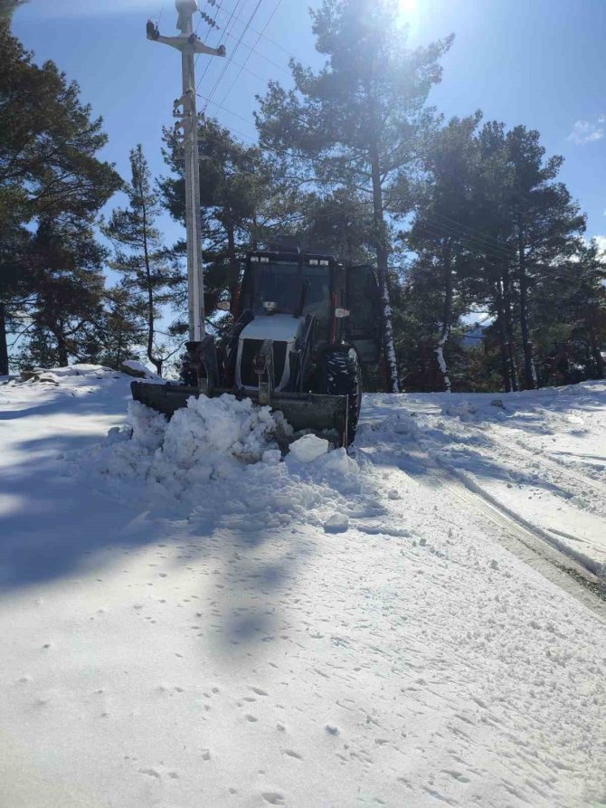 Kemer’in Yüksek Kesimlerinde Kar Etkili Oldu