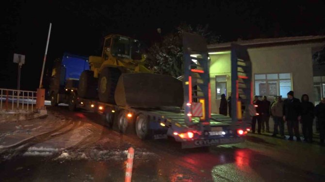 Kırıkkale’den 37 İş Makinesi Ve 50 Personel Deprem Bölgesine Hareket Etti