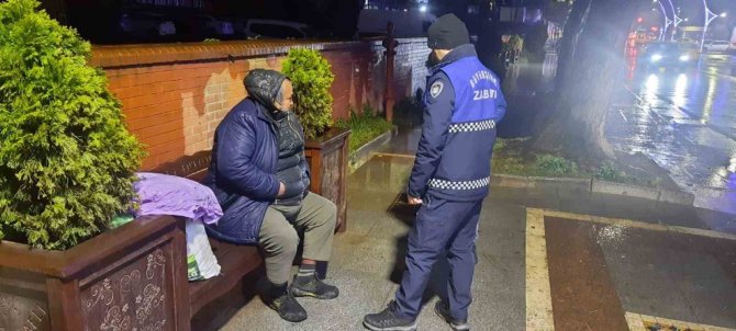 Evsizler Barınma Merkezine Yerleştiriliyor