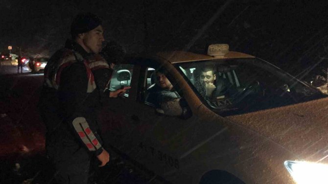 Yoğun Kar Yağışından Ötürü Onlarca Araç, Yüzlerce Kişi Mahsur Kaldı