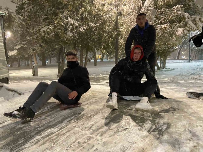 Konya’da Naylon Poşetli Kayak Keyfi