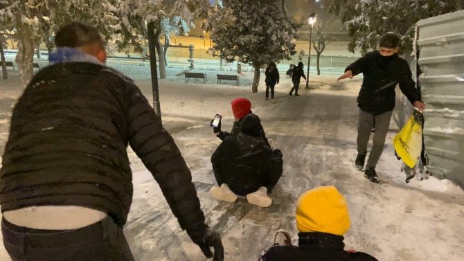 Konya’da Naylon Poşetli Kayak Keyfi