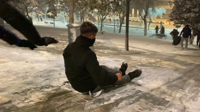 Konya’da Naylon Poşetli Kayak Keyfi