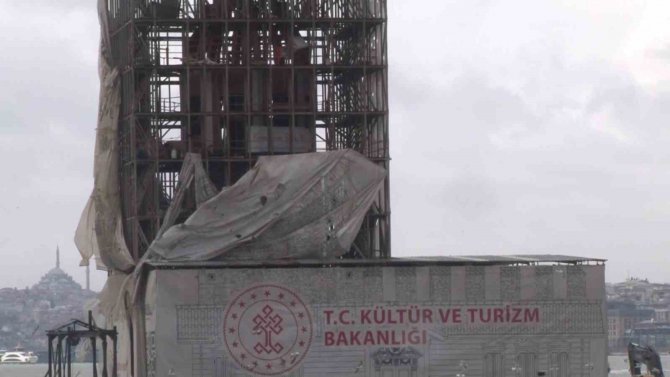 Şiddetli Rüzgar Sebebiyle Kız Kulesi’nin Brandası Düştü, Kulenin İç Kısmı Gözüktü