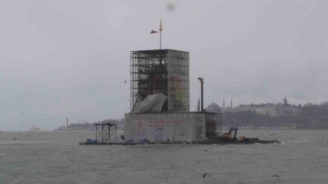 Şiddetli Rüzgar Sebebiyle Kız Kulesi’nin Brandası Düştü, Kulenin İç Kısmı Gözüktü