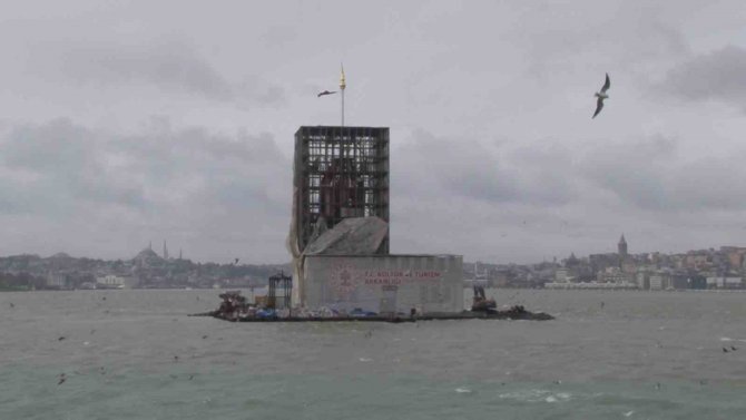 Şiddetli Rüzgar Sebebiyle Kız Kulesi’nin Brandası Düştü, Kulenin İç Kısmı Gözüktü