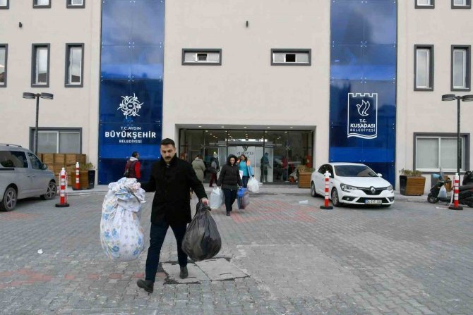 Başkan Günel’in Çağrısı İle Kuşadası Depremzedeler İçin Tek Yürek Oldu