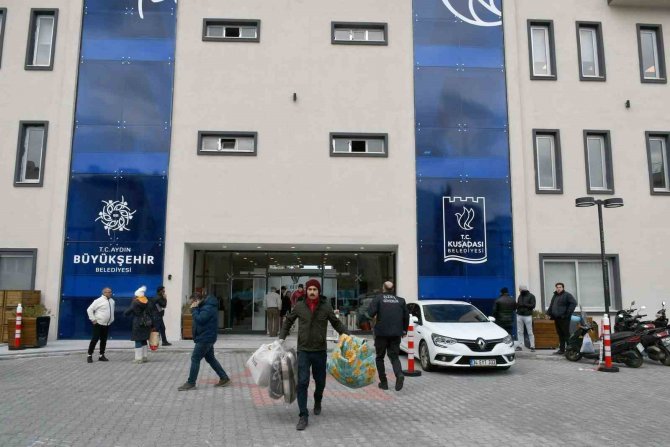 Başkan Günel’in Çağrısı İle Kuşadası Depremzedeler İçin Tek Yürek Oldu
