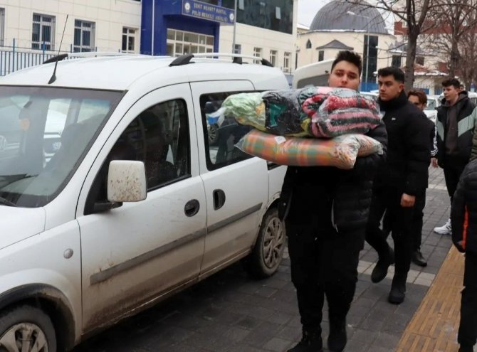 Ak Parti Kütahya İ̇l Başkanlığı, Hatay’a Malzeme Ve Erzak Yüklü 2 Tır Gönderdi