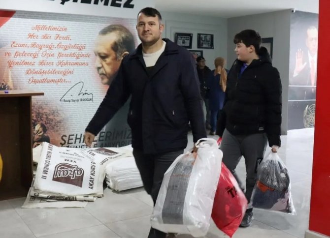 Ak Parti Kütahya İ̇l Başkanlığı, Hatay’a Malzeme Ve Erzak Yüklü 2 Tır Gönderdi
