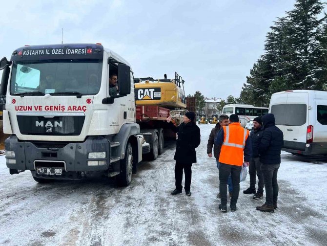 Deprem Bölgesine Kütahya’dan Ağır İş Makineleri, Kamyonlar Ve Yükleyiciler Gönderildi