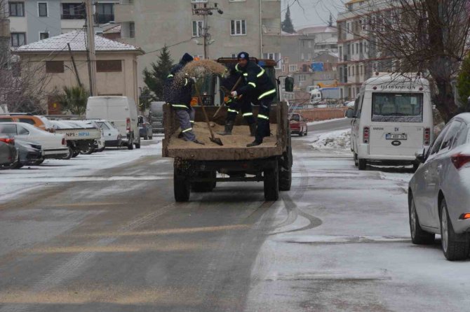 Lapseki Belediyesi Ekipleri Tuzlama Ve Yol Açma Çalışmalarına Devam Ediyor