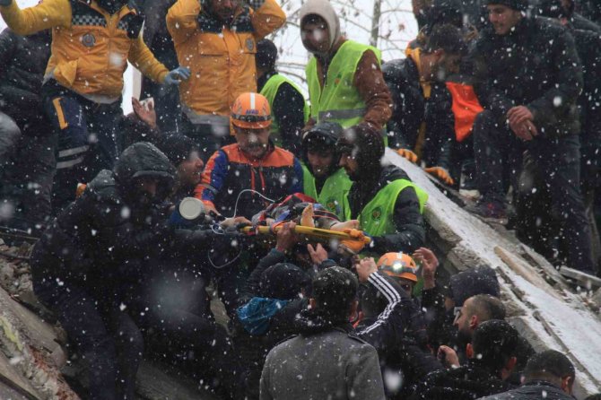 Malatya’da Arama Kurtarma Çalışmaları Devam Ediyor