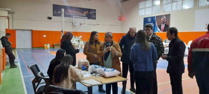 Selendililer Depremzedeler İçin Seferber Oldu