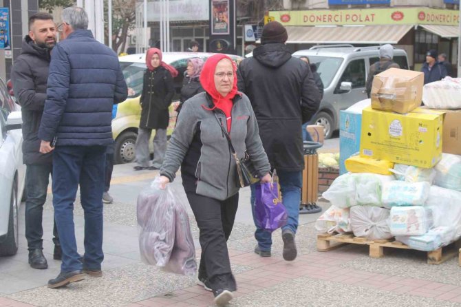 Turgutlulular Deprem Bölgesi İçin Yardım Kampanyasına Akın Etti