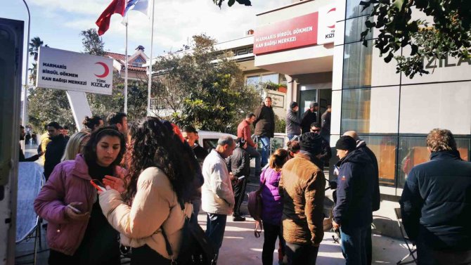 Marmarisliler Depremzedelere Yardım İçin Seferber Oldu