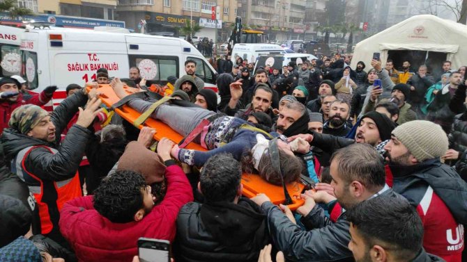 Şanlıurfa’da Enkaz Altından 2 Kişi Böyle Kurtarıldı