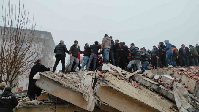 Şanlıurfa’da Enkaz Altından 2 Kişi Böyle Kurtarıldı