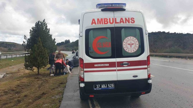 Depremzede Yakınlarına Giderken Kaza Yapan Aileye Kastamonu Umke Ekibi Müdahale Etti