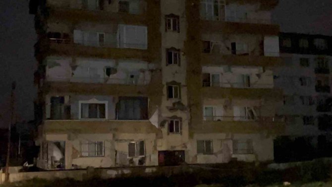 Hatay’da Çöken Binalarda Kurtarma Çalışmaları Sürüyor