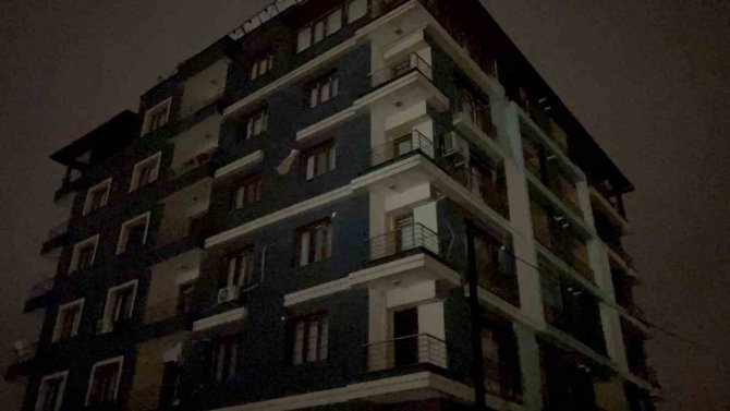 Hatay’da Çöken Binalarda Kurtarma Çalışmaları Sürüyor