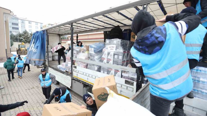 Kahramankazan’dan Deprem Bölgesine 2 Tır Dolusu Yardım