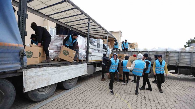 Kahramankazan’dan Deprem Bölgesine 2 Tır Dolusu Yardım