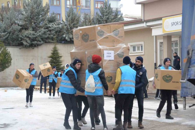 Kahramankazan’dan Deprem Bölgesine 2 Tır Dolusu Yardım