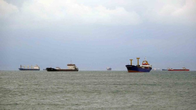 Fırtınadan Kaçan Çok Sayıda Gemi Sinop Limanına Demir Attı