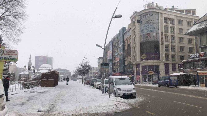 Erzurum’da Yoğun Kar Yağışı Etkili Oluyor