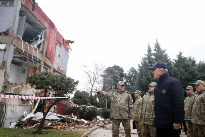 Msb: “Deprem Bölgesinde 3 Binin Üzerinde Mehmetçik Arama-kurtarma Çalışmalarına Katılıyor”