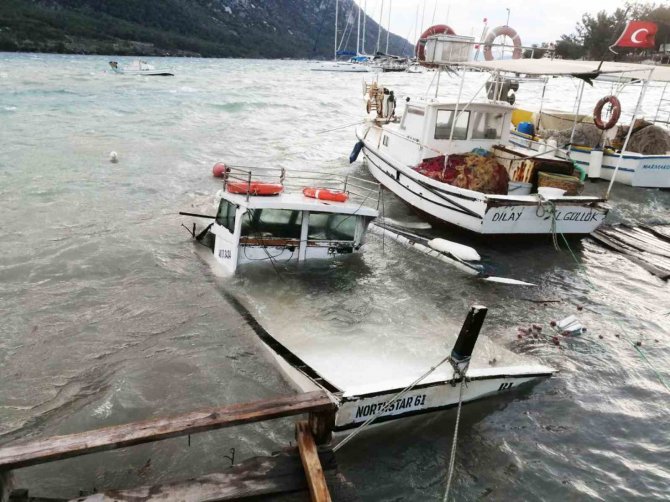 Fırtına Tekneleri Batırdı, İskeleleri Söktü