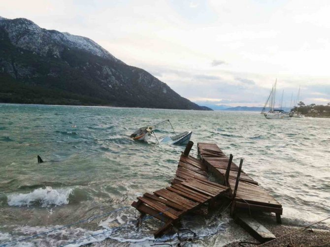 Fırtına Tekneleri Batırdı, İskeleleri Söktü