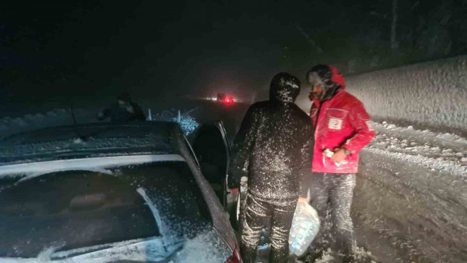 Muğla’da Kar Sebebi İle Mahsur Kalanlara Kumanya Dağıtıldı