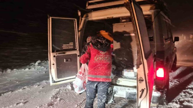 Muğla’da Kar Sebebi İle Mahsur Kalanlara Kumanya Dağıtıldı